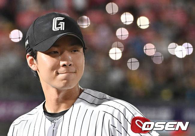 [OSEN=부산, 이석우 기자] 25일 부산 사직야구장에서 2025 신한 SOL 뱅크 KBO 리그 롯데 자이언츠와 KIA 타이거즈의 경기가 열렸다. 홈팀 롯데는 데이비슨이, 방문팀 KIA는 김건국이 선발 출전했다.롯데 자이언츠 홍민기가 8회초 1사 1루 KIA 타이거즈 김태군을 유격수 병살로 잡고 기뻐하고 있다. 2025.07.25 / foto0307@osen.co.kr