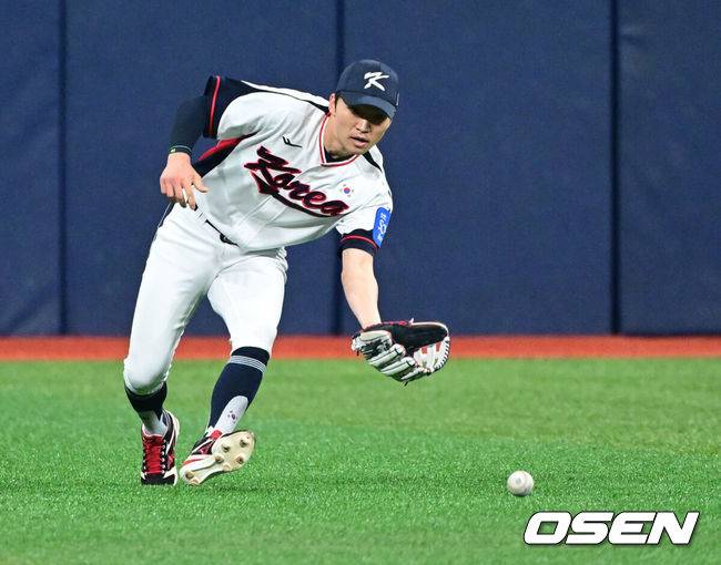 [OSEN=고척, 조은정 기자]류지현 감독이 이끄는 야구 대표팀이 7일 고척스카이돔에서 훈련을 진행했다.대표팀은 오는&nbsp;8일과 9일&nbsp;고척스카이돔에서 열리는 2025 K-베이스볼 시리즈 체코 대표팀과의 2경기를 시작으로&nbsp;15일과 16일 양일에 걸쳐 도쿄돔에서 일본 대표팀과 2경기를 치른다.&nbsp;야구 대표팀 박해민이 훈련을 하고 있다. 2025.11.07 /cej@osen.co.kr