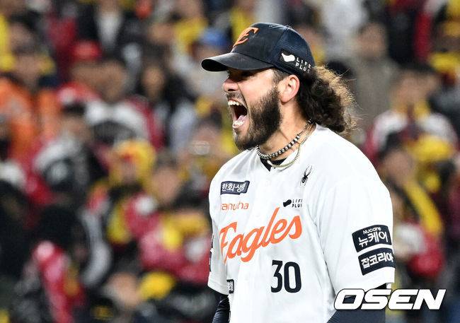 [OSEN=대전, 이대선 기자] 29일 대전 한화생명볼파크에서 2025 신한 SOL Bank KBO리그 포스트시즌 한국시리즈 3차전 한화 이글스와 LG 트윈스의 경기가 열렸다.이날 경기에 한화는 폰세를, LG는 손주영을 선발투수로 내세웠다. 6회말 2사 1,2루에서 한화 폰세가 LG 문보경을 삼진으로 처리하고 환호하고 있다. 2025.10.29 /sunday@osen.co.kr