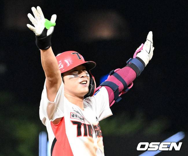 [OSEN=광주, 이대선 기자] 10일 오후 광주-기아 챔피언스필드에서 2025 신한 SOL Bank KBO리그 KIA 타이거즈와 삼성 라이온즈의 경기가 열렸다.KIA는 네일, 삼성은 가라비토를 선발 투수로 내세웠다.8회말 무사 1,3루에서 KIA 박찬호가 우중간 2타점 적시 3루타를 치고 환호하고 있다. 2025.09.10 /sunday@osen.co.kr