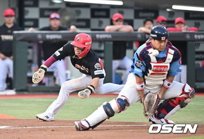 [OSEN=부산, 이석우 기자] 7일 부산 사직야구장에서 2025 신한 SOL 뱅크 KBO 리그 롯데 자이언츠와 KIA 타이거즈의 경기가 열렸다. 홈팀 롯데는 이민석이, 방문팀 KIA는 양현종이 선발 출전했다.KIA 타이거즈 박찬호가 3회초 1사 1,2루 최형우의 우익수 앞 1타점 안타때 홈에서 세이프되고 있다. 2025.08.07 / foto0307@osen.co.kr