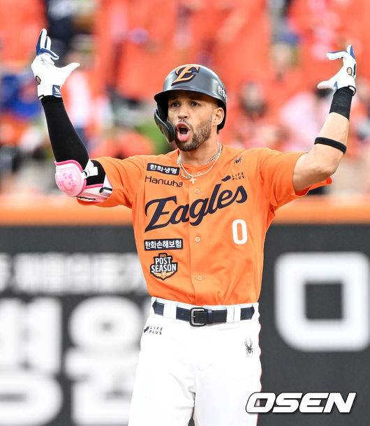 [OSEN=대전, 이대선 기자] 6회말 무사 2루에서 한화 리베라토가 우전 안타를 치고 환호하고 있다. 2025.10.18 /sunday@osen.co.kr