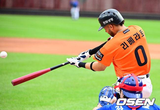[OSEN=대전, 지형준 기자] 1회말 1사에서 한화 리베라토가 선제 좌월 솔로포를 날리고 있다. 2025.10.19 /jpnews@osen.co.kr