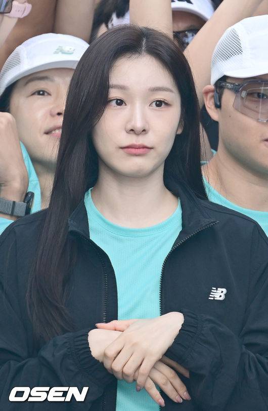 [OSEN=김성락 기자] 29일 오전 서울 영등포구 여의도공원 문화의마당에서 뉴발란스 ‘2024 런 유어 웨이 서울 대회'(2024 Run Your Way SEOUL 10K RACE)가 진행됐다. 이날 행사에는 뉴발란스 우먼스 뮤즈 김연아가 참석했다. 김연아가 출발선에서 포즈를 취하고 있다. 2024.09.29 / ksl0919@osen.co.kr