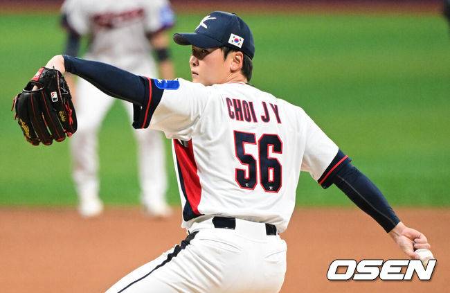 [OSEN=고척, 조은정 기자]8일 서울 구로구 고척스카이돔에서 ‘2025 NAVER K-BASEBALL SERIES’ 대한민국 야구 대표팀과 체코 야구 대표팀의 경기가 열렸다.한국은&nbsp;8일과 9일 2025 K-베이스볼 시리즈 체코 대표팀과의 2경기를 시작으로&nbsp;15일과 16일 양일에 걸쳐 도쿄돔에서 일본 대표팀과 2경기를 치른다.&nbsp;5회초 한국 최준용이 역투하고 있다. 2025.11.08 /cej@osen.co.kr