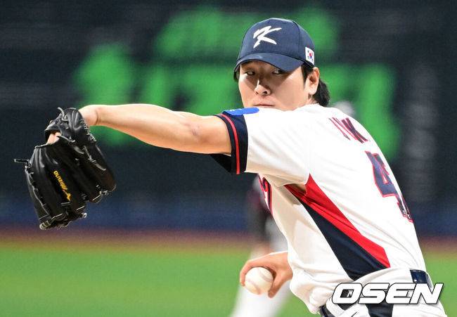 [OSEN=고척, 조은정 기자]8일 서울 구로구 고척스카이돔에서 ‘2025 NAVER K-BASEBALL SERIES’ 대한민국 야구 대표팀과 체코 야구 대표팀의 경기가 열렸다.한국은 8일과 9일 2025 K-베이스볼 시리즈 체코 대표팀과의 2경기를 시작으로 15일과 16일 양일에 걸쳐 도쿄돔에서 일본 대표팀과 2경기를 치른다. 1회초 한국 선발 곽빈이 역투하고 있다. 2025.11.08 /cej@osen.co.kr