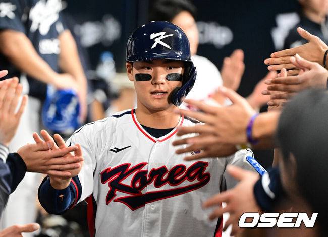 [OSEN=고척, 조은정 기자]8일 서울 구로구 고척스카이돔에서 ‘2025 NAVER K-BASEBALL SERIES’ 대한민국 야구 대표팀과 체코 야구 대표팀의 경기가 열렸다.한국은 8일과 9일 2025 K-베이스볼 시리즈 체코 대표팀과의 2경기를 시작으로 15일과 16일 양일에 걸쳐 도쿄돔에서 일본 대표팀과 2경기를 치른다. 1회말 1사 3루 한국 송성문의 선제 적시타에 득점을 올린 김주원이 환영을 받고 있다. 2025.11.08 /cej@osen.co.kr
