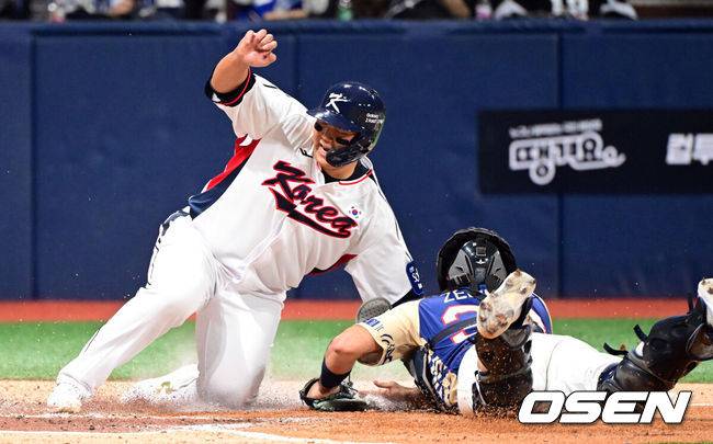 [OSEN=고척, 조은정 기자]8일 서울 구로구 고척스카이돔에서 ‘2025 NAVER K-BASEBALL SERIES’ 대한민국 야구 대표팀과 체코 야구 대표팀의 경기가 열렸다.한국은 8일과 9일 2025 K-베이스볼 시리즈 체코 대표팀과의 2경기를 시작으로 15일과 16일 양일에 걸쳐 도쿄돔에서 일본 대표팀과 2경기를 치른다. 2회말 1사 3루 한국 한동희가 최재훈 희생타에 득점을 올리고 있다. 2025.11.08 /cej@osen.co.kr