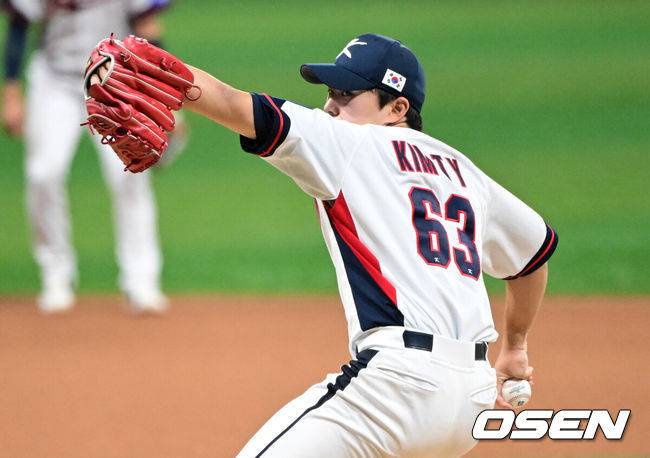 [OSEN=고척, 조은정 기자]8일 서울 구로구 고척스카이돔에서 ‘2025 NAVER K-BASEBALL SERIES’ 대한민국 야구 대표팀과 체코 야구 대표팀의 경기가 열렸다.한국은 8일과 9일 2025 K-베이스볼 시리즈 체코 대표팀과의 2경기를 시작으로 15일과 16일 양일에 걸쳐 도쿄돔에서 일본 대표팀과 2경기를 치른다. 8회초 한국 김택연이 역투하고 있다. 2025.11.08 /cej@osen.co.kr