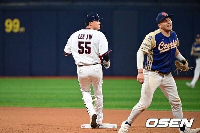 [OSEN=고척, 조은정 기자]8일 서울 구로구 고척스카이돔에서 ‘2025 NAVER K-BASEBALL SERIES’ 대한민국 야구 대표팀과 체코 야구 대표팀의 경기가 열렸다.한국은&nbsp;8일과 9일 2025 K-베이스볼 시리즈 체코 대표팀과의 2경기를 시작으로&nbsp;15일과 16일 양일에 걸쳐 도쿄돔에서 일본 대표팀과 2경기를 치른다.&nbsp;8회말 2사 1,2루에서 한국 이재원이 1타점 2루타를 날린 뒤 런다운에 걸려 태그아웃 당했다. 2루 베이스를 밟은 뒤 공을 확인 중인 이재원. 2025.11.08 /cej@osen.co.kr