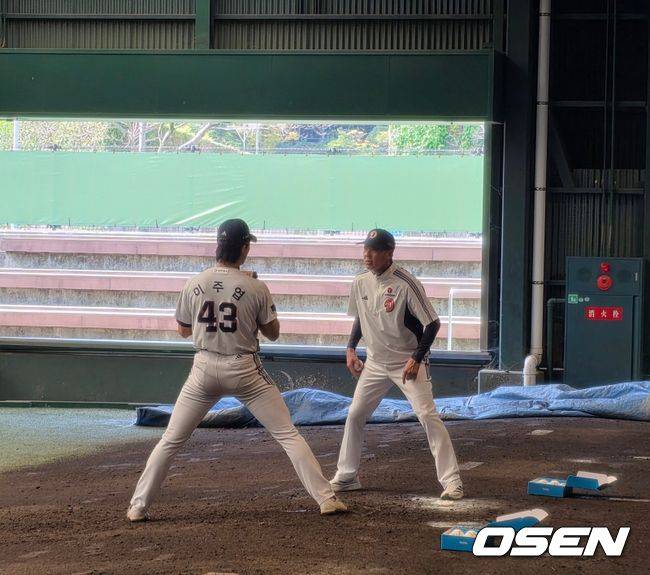 [OSEN=미야자키(일본), 이후광 기자] 김원형 감독이 이주엽을 1대1 지도하고 있다 / backlight@osen.co.kr