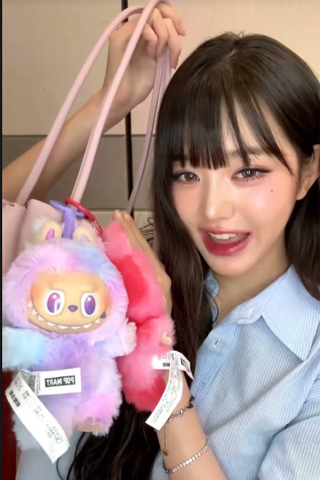 ‘라부부’&nbsp;키링 들고 있는 걸그룹 아이브 멤버 장원영. SNS 갈무리