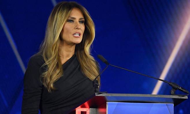 도널드 트럼프 미국 대통령 부인 멜라니아 트럼프 여사가 6일(현지시간)&nbsp;뉴욕&nbsp;그린베일&nbsp;틸레스&nbsp;공연예술센터에서 열린&nbsp;‘올해(2025년)의 애국자상’ 시상식에 참석해 수상 소감을 밝히고 있다. AFP연합