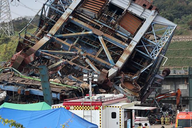지난 7일 오후 울산 남구 동서발전 울산화력발전소 보일러 타워 붕괴현장에서 소방대원이 매몰자 수색 및 구조작업을 벌이고 있다. 울산=뉴스1