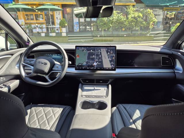 비야디(BYD)의 중형 전기 SUV 씨라이언 7의 1열 모습. 유민환 기자