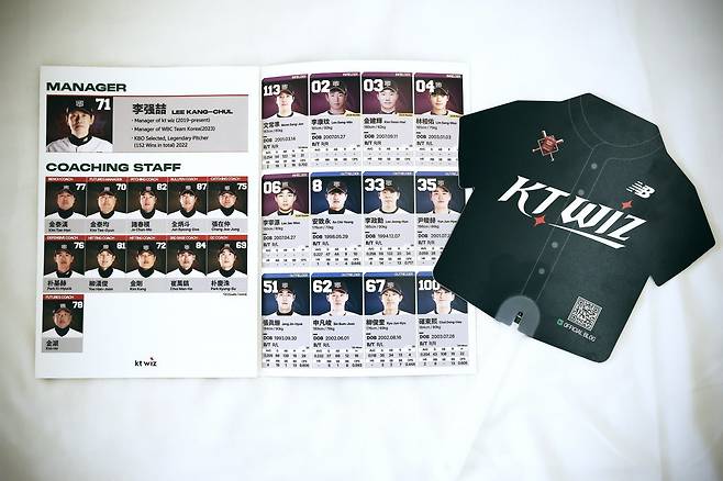 KT가 대만에도 한국야구를 알리고 있다. 함나얀 구단 커뮤니케이션팀 대리와 정민주 마케팅기획팀 매니저가 손수 만든 팸플릿(왼쪽)과 부채. 사진제공|KT 위즈