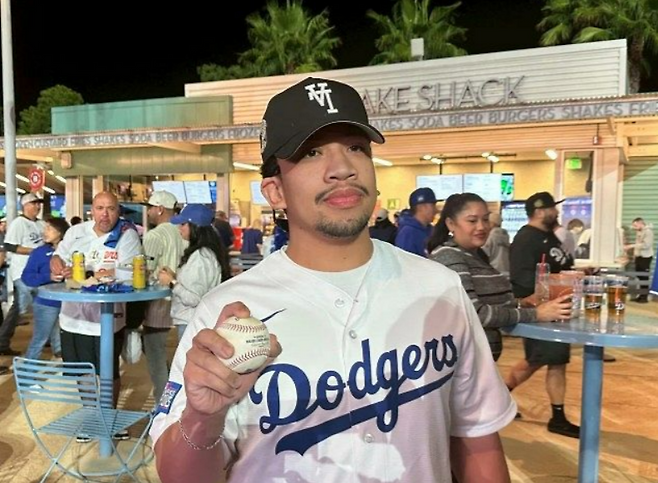 ▲ LA 다저스 오타니 쇼헤이의 NLCS 4차전 홈런공을 잡은 다저스 팬 카를로 멘도사 ⓒSCP옥션