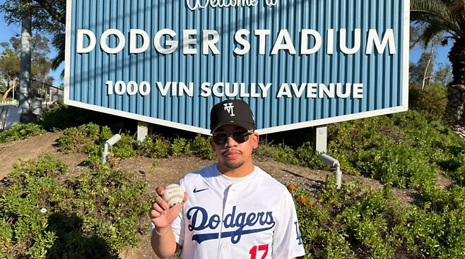 ▲ LA 다저스 오타니 쇼헤이의 NLCS 4차전 홈런공을 잡은 다저스 팬 카를로 멘도사 ⓒSCP옥션