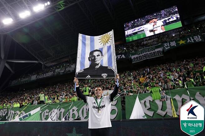 ▲ 포옛 감독은 여러 전술 실험 끝에 자신만의 플랜A를 확립했다. 그 변화는 전북을 다시 정상권으로 이끌었다. 모두가 회복 불가능하다고 봤던 전북의 부활이 포옛 감독의 손끝에서 이뤄졌다. ⓒ한국프로축구연맹