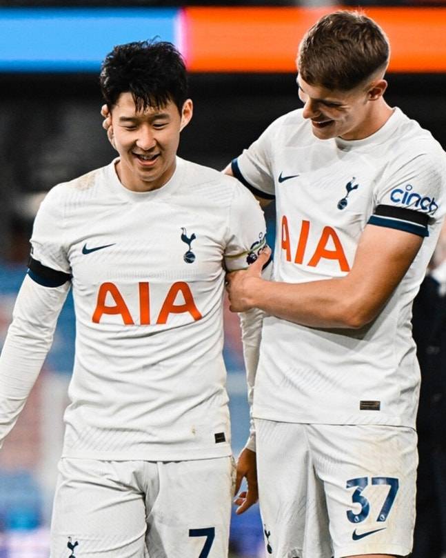 ▲ 논란으로 시작된 한 주는 결국 판 더 펜의 폭풍 질주와 손흥민의 인정 메시지로 마무리됐다. 위기 국면에서 나온 한 골이 분위기를 단숨에 바꿨고, 전 동료의 골을 진심으로 축하한 손흥민의 메시지로 더욱 의미가 큰 득점으로 남게 됐다. ⓒ 토트넘 홋스퍼