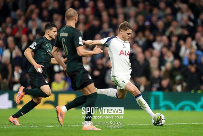 ▲ 논란으로 시작된 한 주는 결국 판 더 펜의 폭풍 질주와 손흥민의 인정 메시지로 마무리됐다. 위기 국면에서 나온 한 골이 분위기를 단숨에 바꿨고, 전 동료의 골을 진심으로 축하한 손흥민의 메시지로 더욱 의미가 큰 득점으로 남게 됐다.