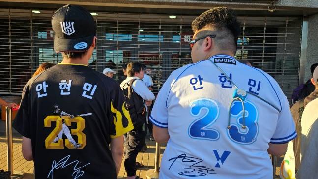 KT 대만 현지 야구팬들이 안현민의 유니폼을 입고 자랑하고 있다. /사진=KT 위즈 제공