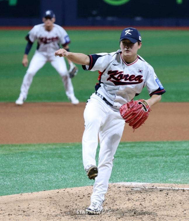 대표팀 우완투수 김택연이 8일 오후 서울 고척스카이돔에서 열리는 '2025 NAVER K-BASEBALL SERIES' 한국과 체코의 평가전에서 8회초 등판해 무실점 피칭을 펼치고 있다. /사진=강영조 선임기자