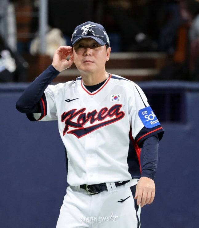 야구 대표팀 류지현 감독이 8일 오후 서울 고척스카이돔에서 열린 ‘2025 NAVER K-BASEBALL SERIES’ 한국과 체코의 평가전에서 3-0 승리로 경기를 마무리한 뒤 그라운드를 바라보고 있다. /사진=강영조 선임기자