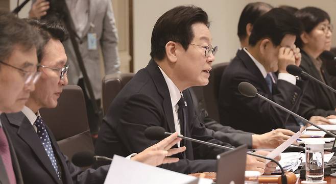 코스피 5000은 상징적 지표이지 정책 목표는 아니다. 금융당국은 이제라도 빚투 리스크 등 시장 관리에 신경을 써야 할 것이다.[사진 | 연합뉴스]