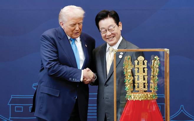 이재명 대통령(오른쪽)이 10월 29일 경북 국립경주박물관에서 도널드 트럼프 미국 대통령에게 천마총 금관 모형을 선물했다. 뉴시스