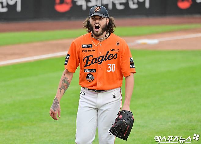 18일 오후 대전 한화생명 볼파크에서 열린 '2025 신한 SOL Bank KBO 포스트시즌' 삼성 라이온즈와 한화 이글스의 플레이오프 1차전 경기, 5회초 수비를 마친 한화 폰세가 포효하고 있다. 엑스포츠뉴스 DB