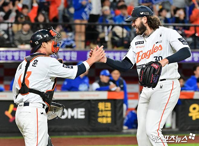 24일 오후 대전 한화생명 볼파크에서 열린 '2025 신한 SOL Bank KBO 포스트시즌' 삼성 라이온즈와 한화 이글스의 플레이오프 5차전 경기, 1회초 수비를 마친 한화 최재훈과 폰세가 하이파이브를 하고 있다. 엑스포츠뉴스 DB