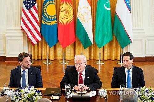 트럼프 대통령 양옆에 앉은 밴스 부통령(왼쪽)과 루비오 장관(오른쪽)  [로이터=연합뉴스 자료사진. 재판매 및 DB 금지]