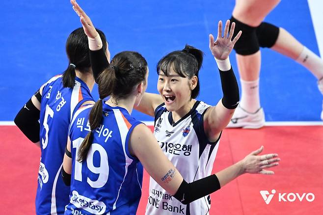 흥국생명전서 여자부 최초 600경기 출전 기록을 작성한 기업은행의 임명옥(중앙) [한국배구연맹 제공. 재판매 및 DB 금지]