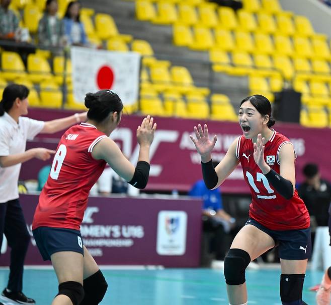 득점 후 기뻐하는 장수인(왼쪽)과 손서연(오른쪽) [아시아배구연맹 페이스북 캡처. 재판매 및 DB 금지]