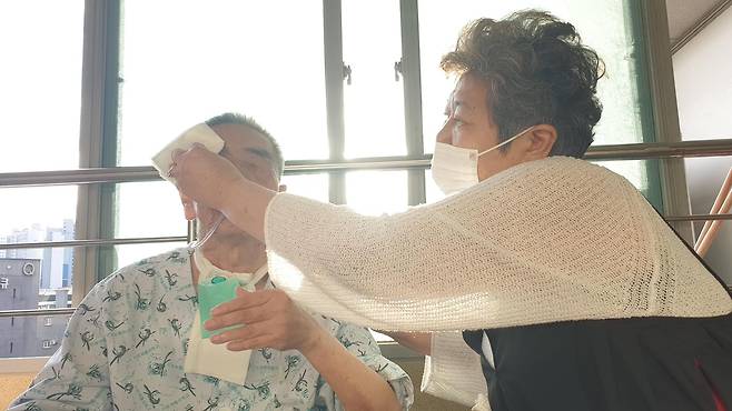 2021년 이외수 작가를 돌보던 고인 [이외수 작가 페이스북 캡처]