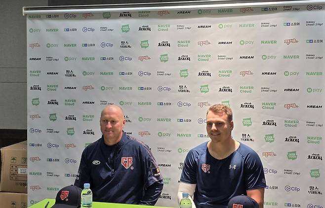 체코 하딤 감독(왼쪽)과 주장 무지크 [촬영= 김동찬]