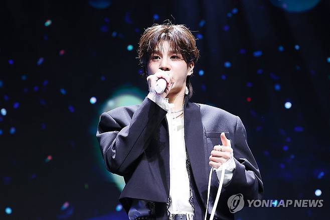 정동원이 팬들에게 전하는 노래 (서울=연합뉴스) 진연수 기자 = 가수 정동원이 13일 오후 서울 용산구 노들섬 라이브하우스에서 열린 두 번째 정규앨범 '키다리의 선물' 발매 기념 쇼케이스에서 열창하고 있다. 2025.3.13 
    [재판매 및 DB 금지] jin90@yna.co.kr