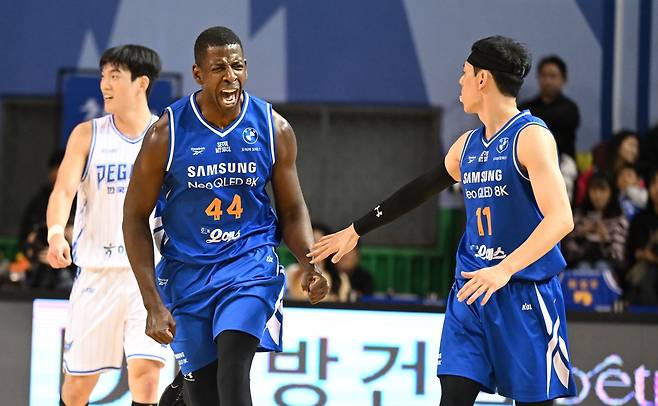 환호하는 앤드류 니콜슨 [KBL 제공. 재판매 및 DB 금지]