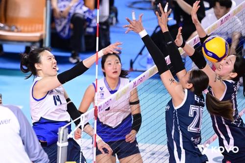 공격하는 현대건설의 양효진(왼쪽 14번) [한국배구연맹 제공. 재판매 및 DB 금지]