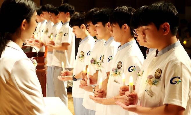 ▲ 7일 인천 연수구 가천대학교 메디컬캠퍼스에서 열린 '제78회 가천대학교 간호대학 나이팅게일 선서식'에서 남자 간호학과 2학년 학생들이 나이팅게일 선서를 하고 있다. 최근 간호사의 전문성이 높아지면서 남자 간호사 진학 비율도 증가하는 등 인기가 꾸준히 상승하고 있다. 가천대 간호대학 역시 실무 중심 교육을 통해 환자 중심의 전문 인재 양성에 힘쓰고 있다. /양진수 기자 photosmith@incheonilbo.com