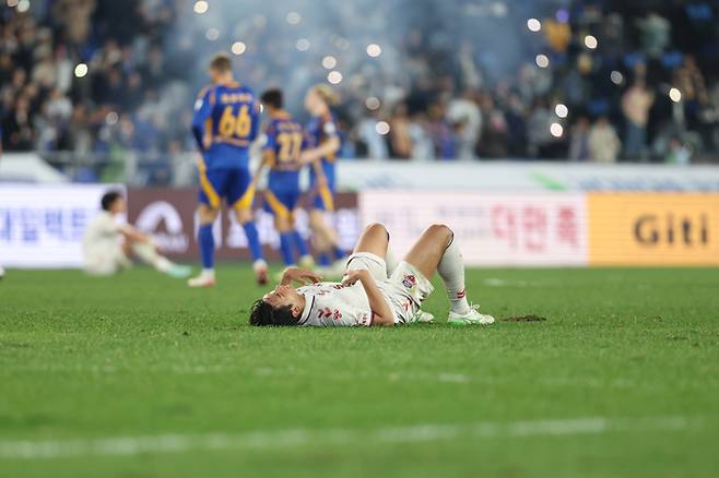 9일 울산 문수구장에서 열린 K리그1 파이널 B 36라운드 경기서 울산 HD에 패한 수원FC의 이현용이 경기가 끝나자 그라운드에 누워 아쉬워 하고 있다. 사진=한국프로축구연맹