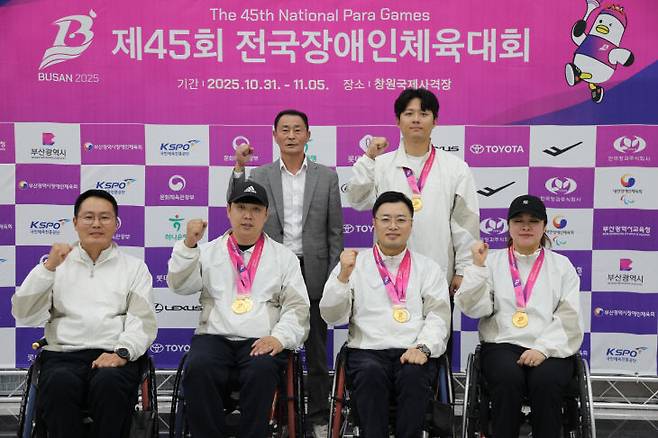 앞줄의 사격 선수단.장성원 감독과 조정두, 김정남, 박미선. 뒷줄의 오른쪽부터 최재윤, 시장애인체육회 임규모 사무처장. 사진=세종시 제공.