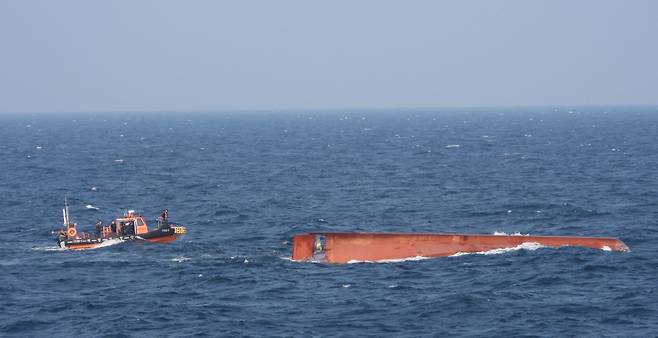 서해 공해상서 중국어선 전복…3명 실종·2명 심정지 구조