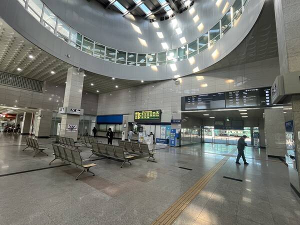 7일 광주광역시 북구 중흥동 광주역 대합실이 한적한 모습을 보이고 있다. 윤준명 기자