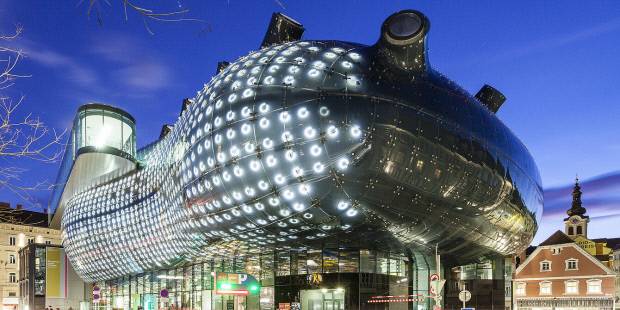 건물 외벽에 설치된 930개의 전구는 그라츠의 야경을 화려하게 수놓는 미디어캔버스이다.