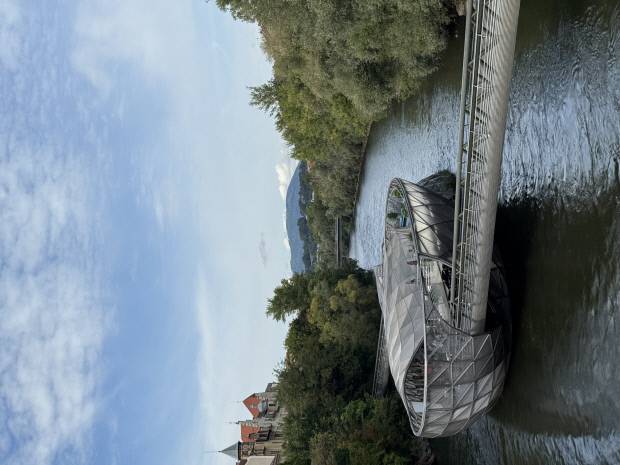 현대미술관 인근에 자리한 ‘무어인젤’은 그라츠의 동·서 지역을  잇는 다리이자 섬이다.