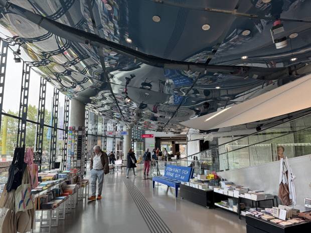 그라츠 현대미술관 1층에는 카페와 아트숍 등이 자리하고 있다.