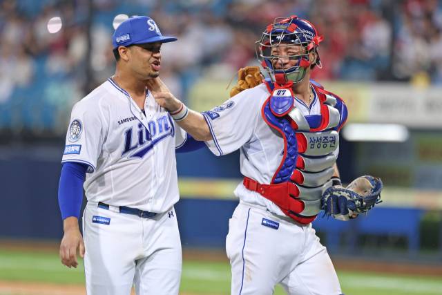 삼성 라이온즈의 강민호와 헤르손 가라비토. 삼성 제공