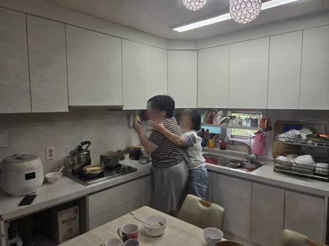 지난 9월 22일 찾은 나현(23·가명) 씨의 외갓집. 점심을 먹었음에도 라면을 먹으려는 나현 씨의 모습에 활동지원사가 제어하는 모습. 임재환 기자